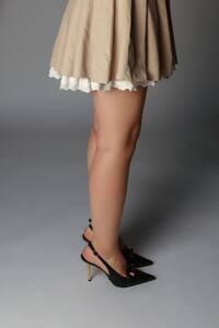 Siyah Figür Detaylı Arkası Açık Stiletto