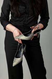 Gri Yılan Desenli Kısa Topuk Stiletto